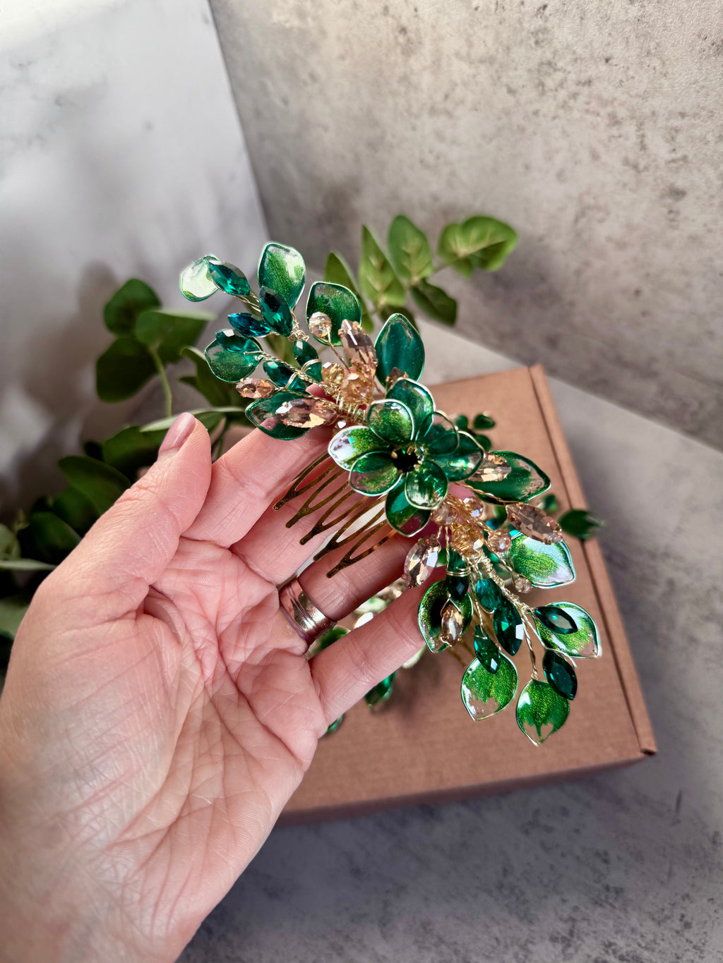 Emerald wedding guest comb Emerald wedding guest comb Precius pearls