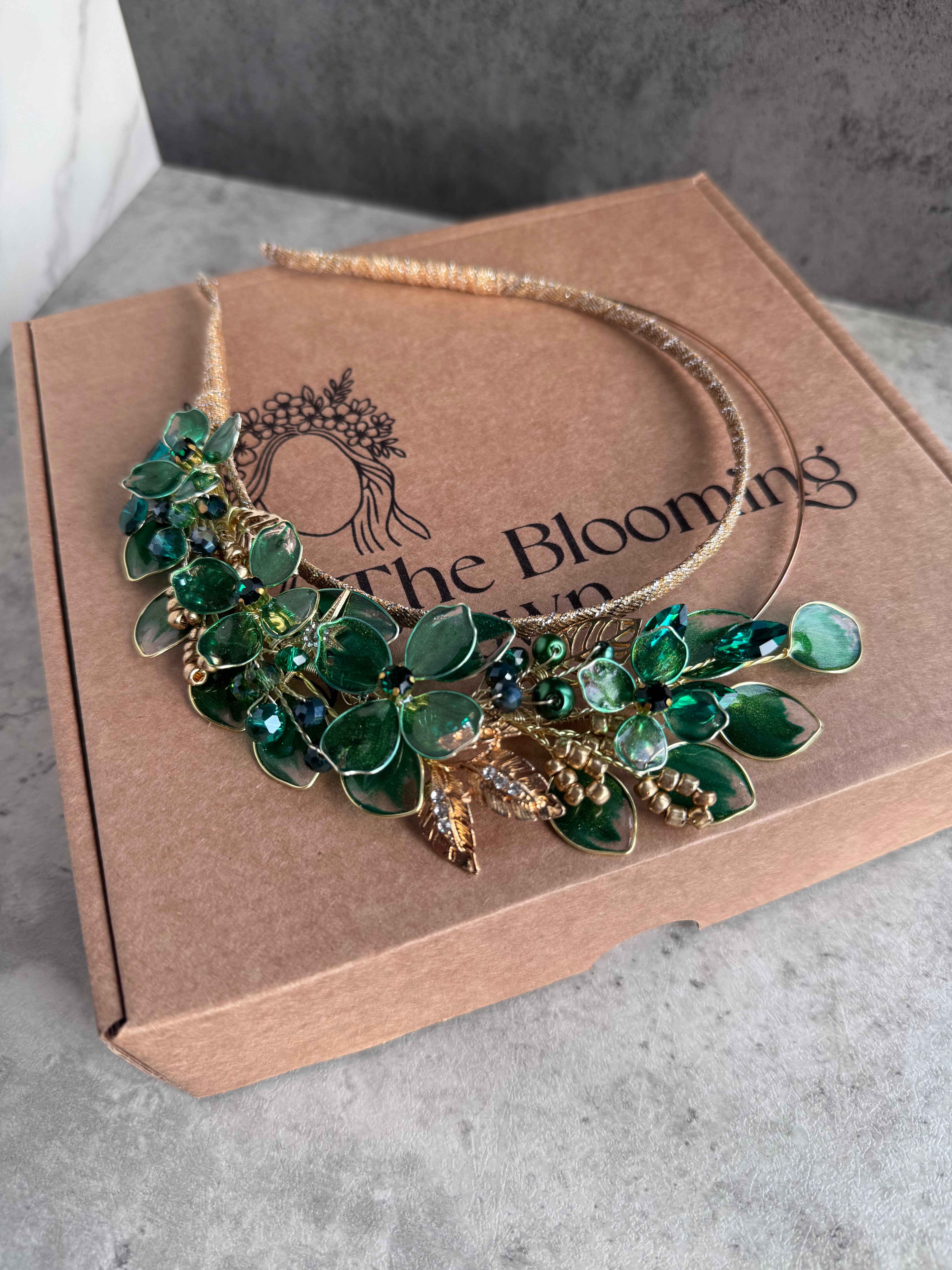 Emerald half halo