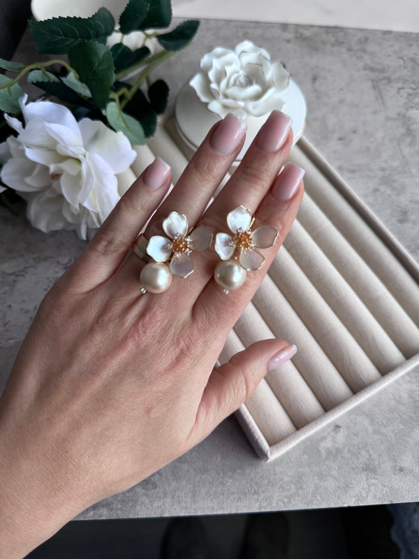 White & Gold Petal Earrings (White Flower + Pearl Drop) White & Gold Petal Earrings (White Flower + Pearl Drop) Precius pearls