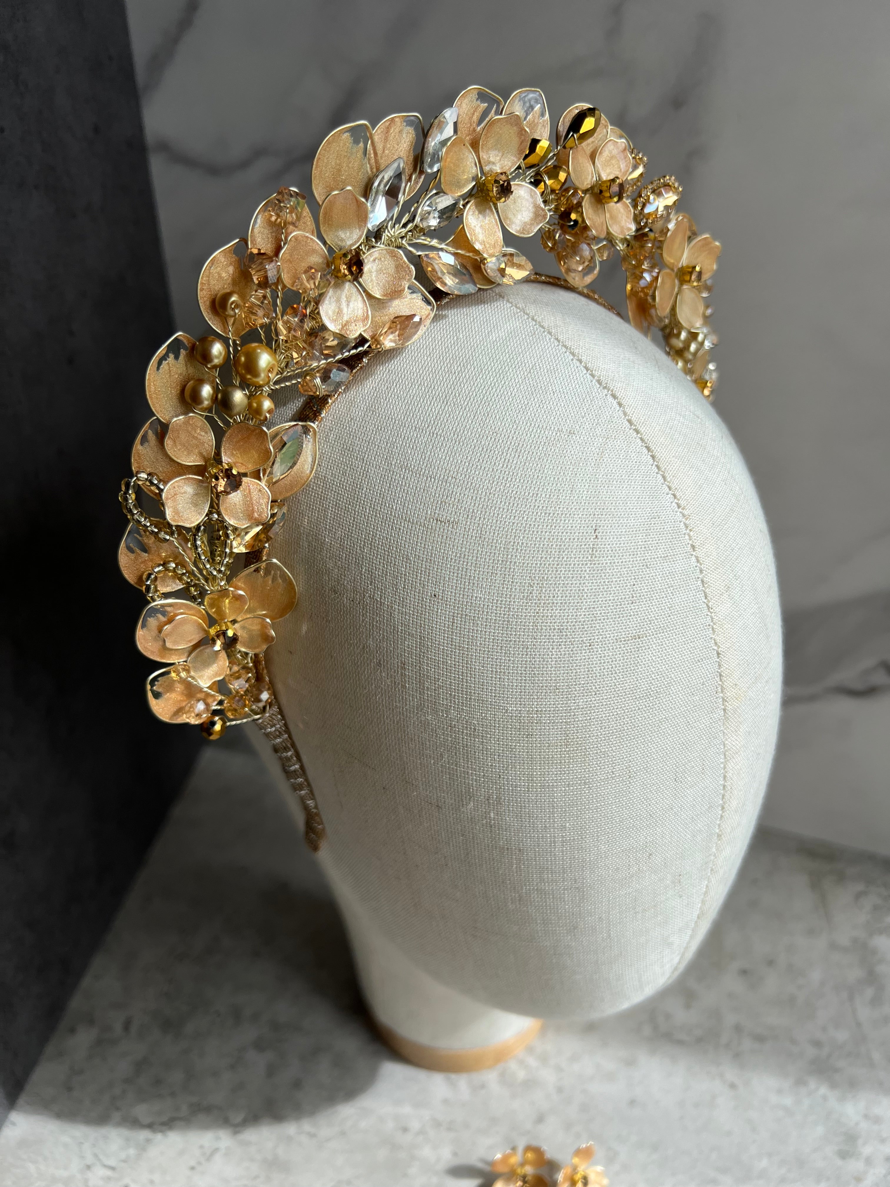 Golden detail halo Heapdiece