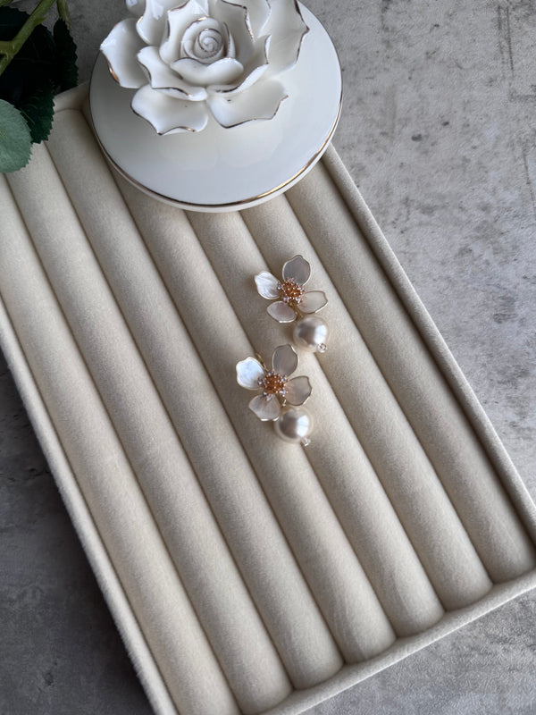 White & Gold Petal Earrings (White Flower + Pearl Drop) White & Gold Petal Earrings (White Flower + Pearl Drop) Precius pearls