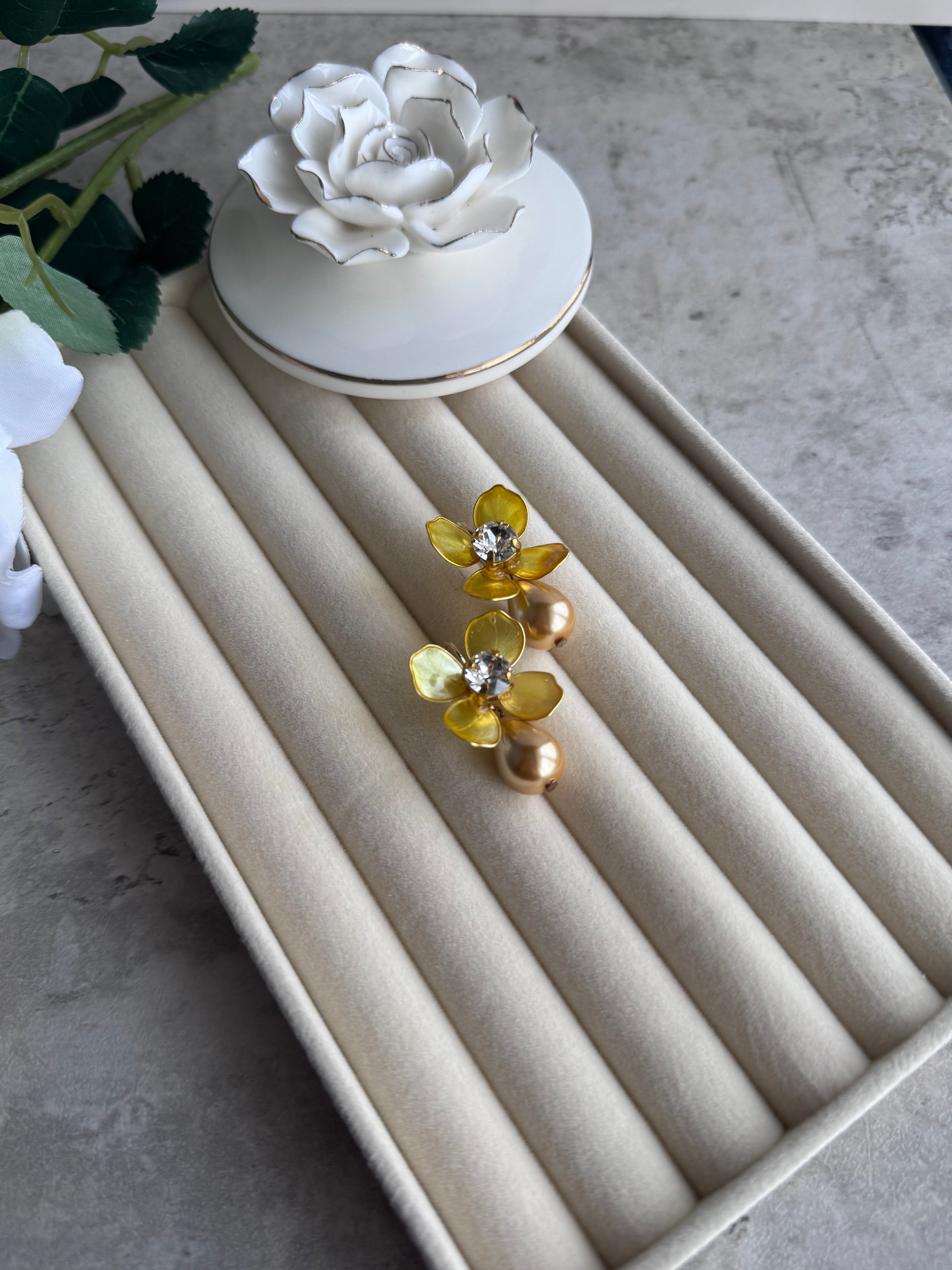 Gold Flower Earrings (Gold Petals + Gold Pearl) Gold Flower Earrings (Gold Petals + Gold Pearl) Precius pearls