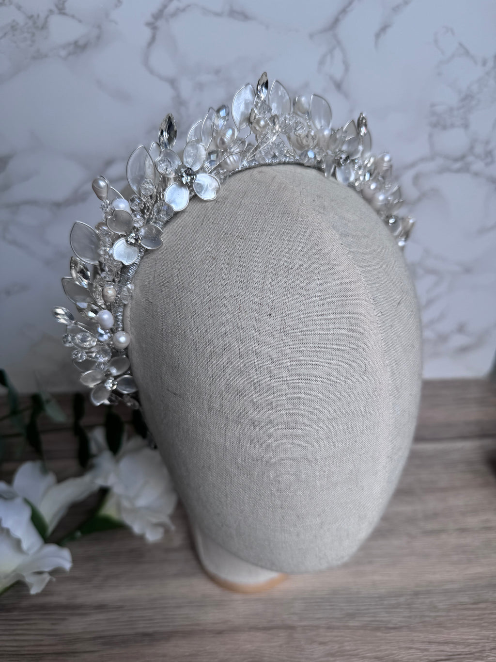 Pearl leaf and flower details Crown Pearl leaf and flower details Crown Precius pearls