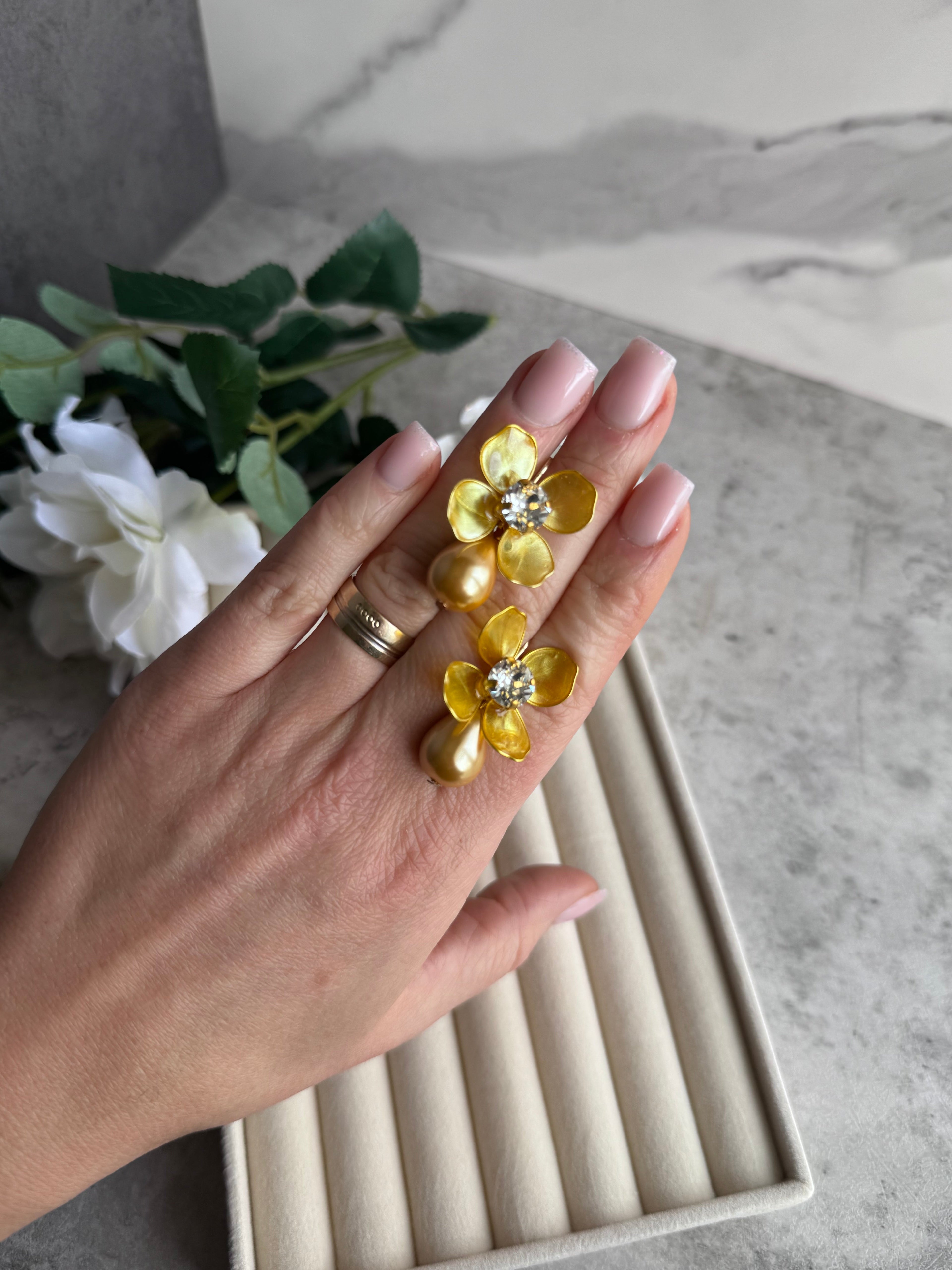 Gold Flower Earrings (Gold Petals + Gold Pearl) Gold Flower Earrings (Gold Petals + Gold Pearl) Precius pearls