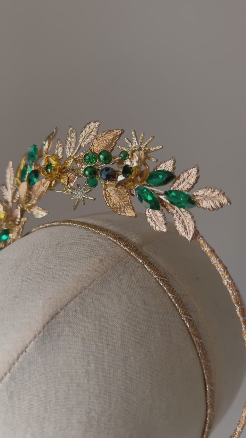 Emerald Green & Gold Crown – For Rent 30Eur + Deposit